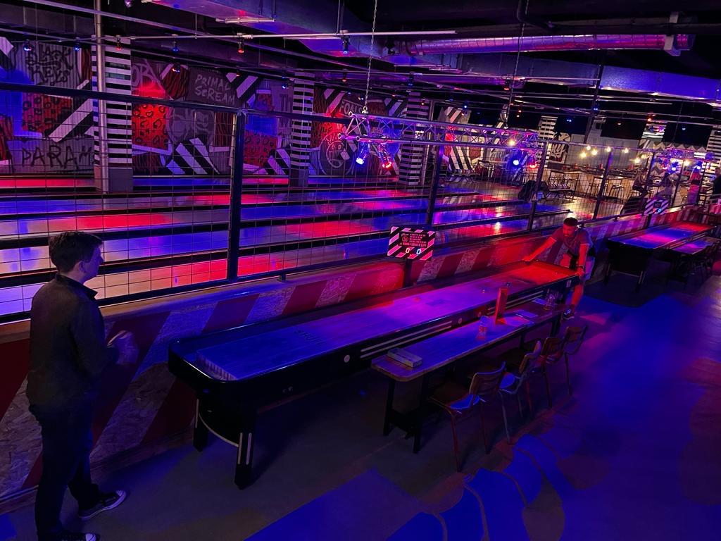 VUEgroupUK's tweet photo. Last night our finance and HR teams had a #social at @RoxyBallRoom ๐
Finance kept score while HR insisted itโs the taking part that counts - weโre nervous to ask who won๐
Want to find out more about working at VUE? Take a look: https://t.co/1TwJruNWOI
#oneteam #teamVUE https://t.co/APlqF2VzDZ