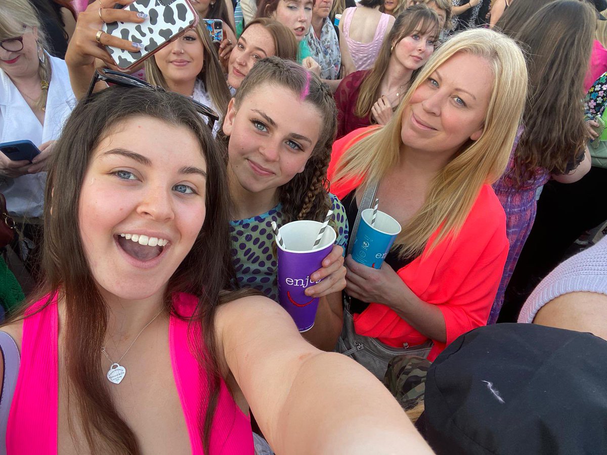 jof77's tweet photo. Such a fab night with my daughters last night @EmiratesOT watching @Harry_Styles #harrystylesmanchester ☀️🎤💃🏼💙 https://t.co/jFtDAdVsOE
