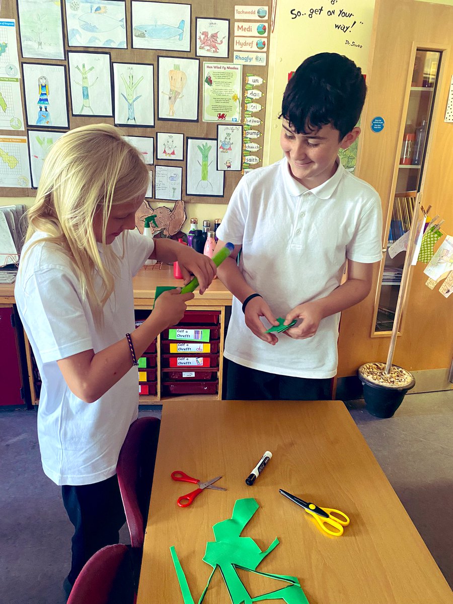 YsgolBrynCollen's tweet image. Now Dosbarth Glaslyn are working on aero-dynamic rocket design! 

We can’t wait to try out the rocket launcher on the school field 🚀💥 

#STEM #rocketdesign