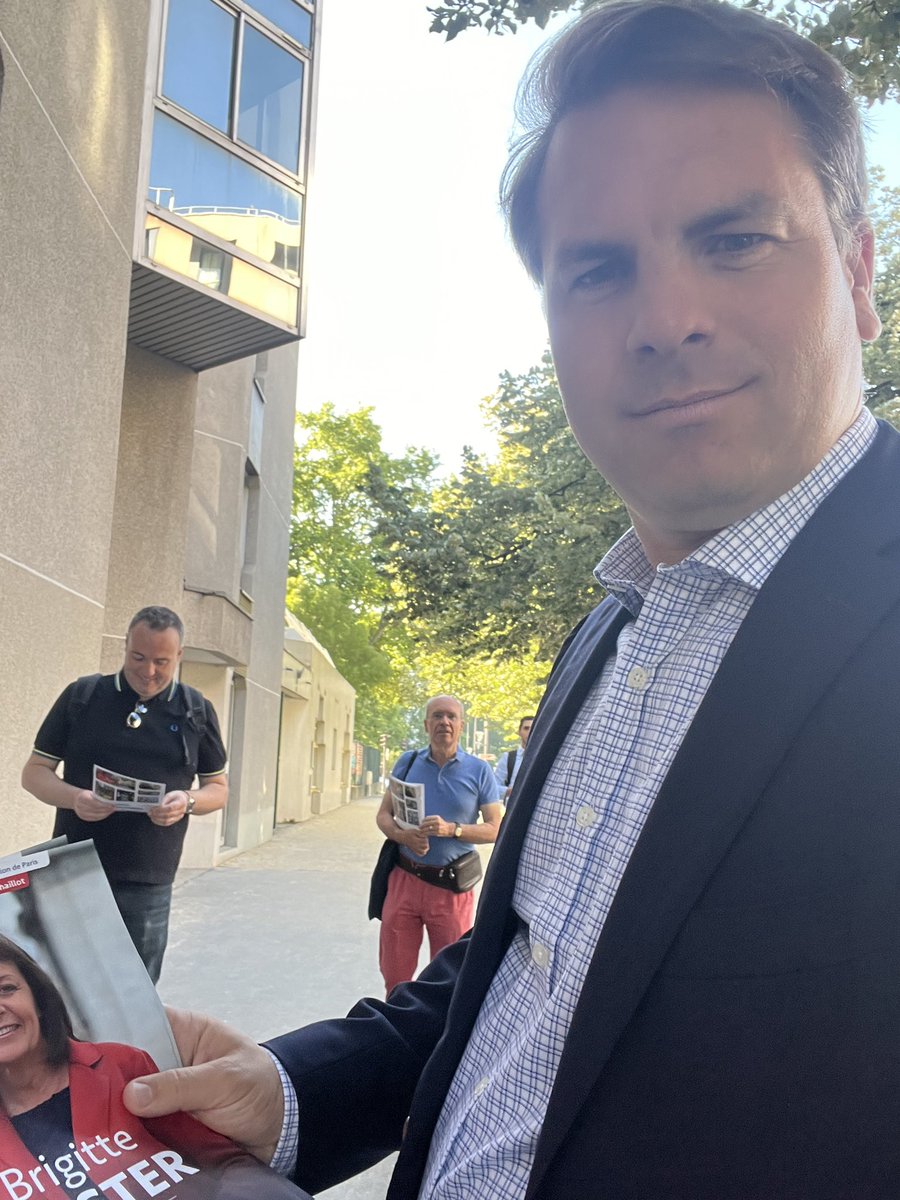 geoffroyboulard's tweet photo. #legislatives2022 À la rencontre ce matin des habitants rue du Caporal-Peugeot #Paris17 avec @TeamKuster pour mobiliser les abstentionnistes du 1er tour #circo7504 en faveur @brigitte_kuster, une députée disponible, à l’écoute qui défendra tous les quartiers. https://t.co/P5CgOwcde8