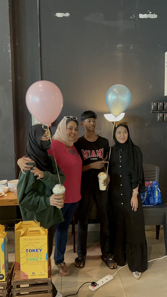 diniemohdfadil's tweet photo. I enjoyed talking to our youth! 

To all SPM leavers who came &amp; support @tokeymy initiatives giving free cupcakes to all #SPM2021 candidates, Thank you so much for coming to #SolomakYellowByTOKEY and claimed your cupcakes. 

All cupcakes are handmade by @ethereallycake ❤️🧁 https://t.co/yE7IIhEuzk