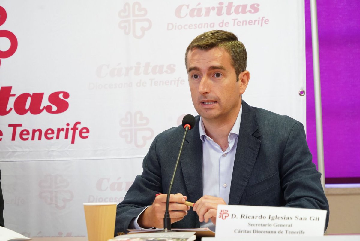 CaritasTenerife's tweet photo. @Risangil, secretario general de Cáritas Diocesana de Tenerife, destaca la labor que desarrollan las personas voluntarias que participan con su dedicación en el desarrollo de los proyectos de nuestra institución, que son la base y el cimiento de Cáritas. #Memoria2021CDTenerife https://t.co/1A5HpOJILs