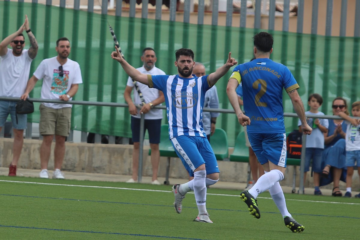 LaRinconada_Web's tweet photo. El hombre de los goles decisivos
@MIMIYESTE13 suma ocho dianas en la presente campaña, algunas tan decisivas como las que anotó ante el #Bellavista, el #UtreraB, el #Mairena o, la última, al #Ventippo 💙⚽️ https://t.co/XtrYE5HVID https://t.co/vt5wVeF8zN
