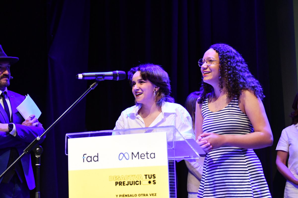 FadJuventud's tweet photo. ¿Cómo sería un mundo sin prejuicios raciales? 

Eso es lo que se plantean en #UnMundoSinXenofobia, la propuesta de @CiudadJoven 

En ella, nos comparan las situaciones reales con el mundo que deseamos, libre de racismo. https://t.co/brv3ecWliu