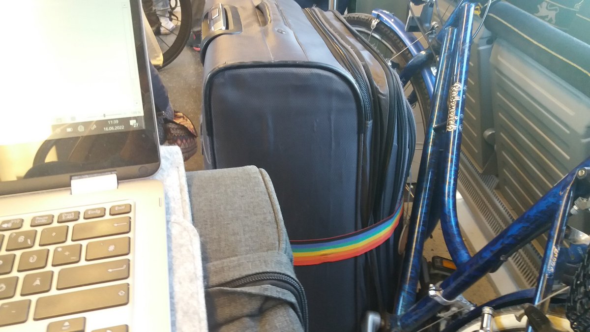 Letzte #Comic*-Panel-Vorbereitungen im Zug nach Erlangen? Mit dem praktischen Regionalbahnschreibtisch kein Problem! 
#CSE22 #9EuroTicket #queercomix #csedigital