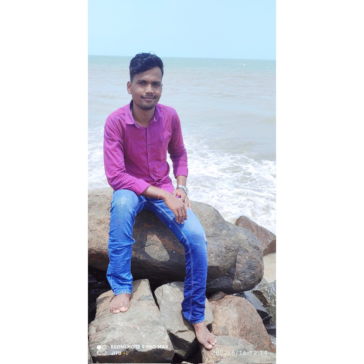 Jitendra_Odia's tweet photo. ପାଣି କୁ ଜୋରରେ ଧରିବ ଯଦି ସେ ହାତରୁ ବାହାରିଯିବ କିନ୍ତୁ ତାକୁ ବହିବାକୁ ଦିଅ ସେ ତାର ରାସ୍ତା ନିଜେ ବନେଇ ଦେବ ଠିକ ସେମିତି ଜୀବନରେ ଯଦି ପରିସ୍ଥିତି ନିଅନ୍ତ୍ରଣ ବାହାରେ ହୋଇଯାଏ ସେତବେଳେ ଶାନ୍ତ ଭାବରେ ଦେଖନ୍ତୁ ସମୟ ଆସିଲେ ଜୀବନ ନିଜେ ରାସ୍ତା ତିଆରି କରିଦେବ।
🙏🏻"ଜୟ ଜଗନ୍ନାଥ"🙏🏻
#penthaseabeach #Rajnagar 🏖️ https://t.co/tXhkIv1qZ6