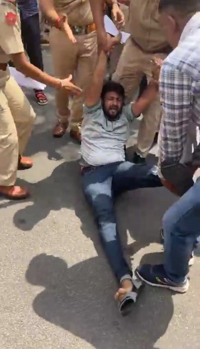 ये कौनसी गणित है <a href="/INCIndia/">Congress</a>,दिल्ली में ख़ुद के नेताओ की गिरफ़्तारी का विरोध और यहाँ राजस्थान में बेरोज़गारी वाले बच्चों को अपनी माँग करने पर जेलों में ठूँसा जा रहा है, <a href="/ashokgehlot51/">Ashok Gehlot</a> जी थोड़ी तो गांधीवादिता दिखाइए, क्या लोकतंत्र में शांतिपूर्ण तरीक़े से  अपनी माँग रखना भी अपराध है