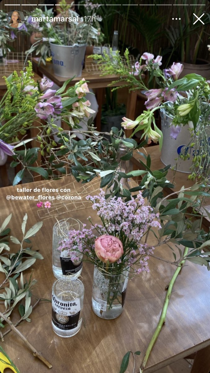 corona_spain's tweet photo. #MartaMarsal, #VerónicaRomán, @SaraBenayas y Esther Ordax, de @Elduenderevista, disfrutaron ayer al máximo en el taller de decoración floral 🌸🌼🌹🌻 de #BeWaterFlores en #CasaCorona2022. 🍻💚
¿Cuál te gusta más? 🤔

👉 Agenda de #CasaCorona en  https://t.co/92bs8zDJcy https://t.co/3NeG8ria76