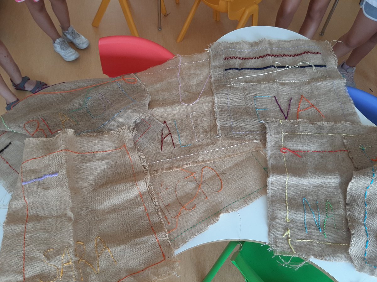 LopezPasarin's tweet photo. Mostres de 4t Primària @immaculadahorta de l'activitat de costura de manuals. Grans artesans!! @paretdelaeri https://t.co/qOSTV0Od2x