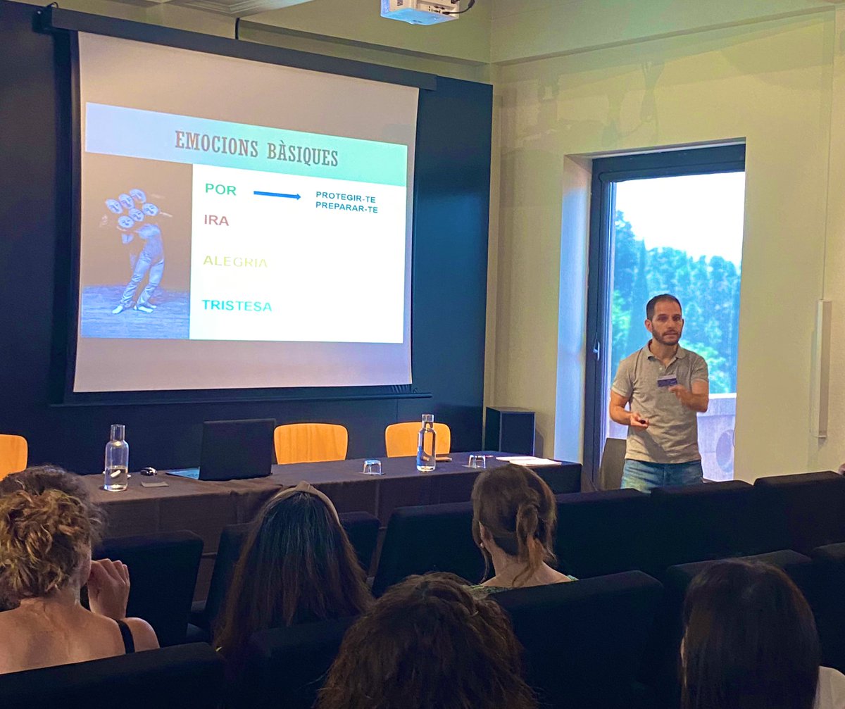 Fefic24's tweet photo. Darrera conferència del Congrés amb en @franrojas_com que ens donarà ‘Eines per treballar sota pressió’.

#29CongrésFires https://t.co/GRAHXIsMvk