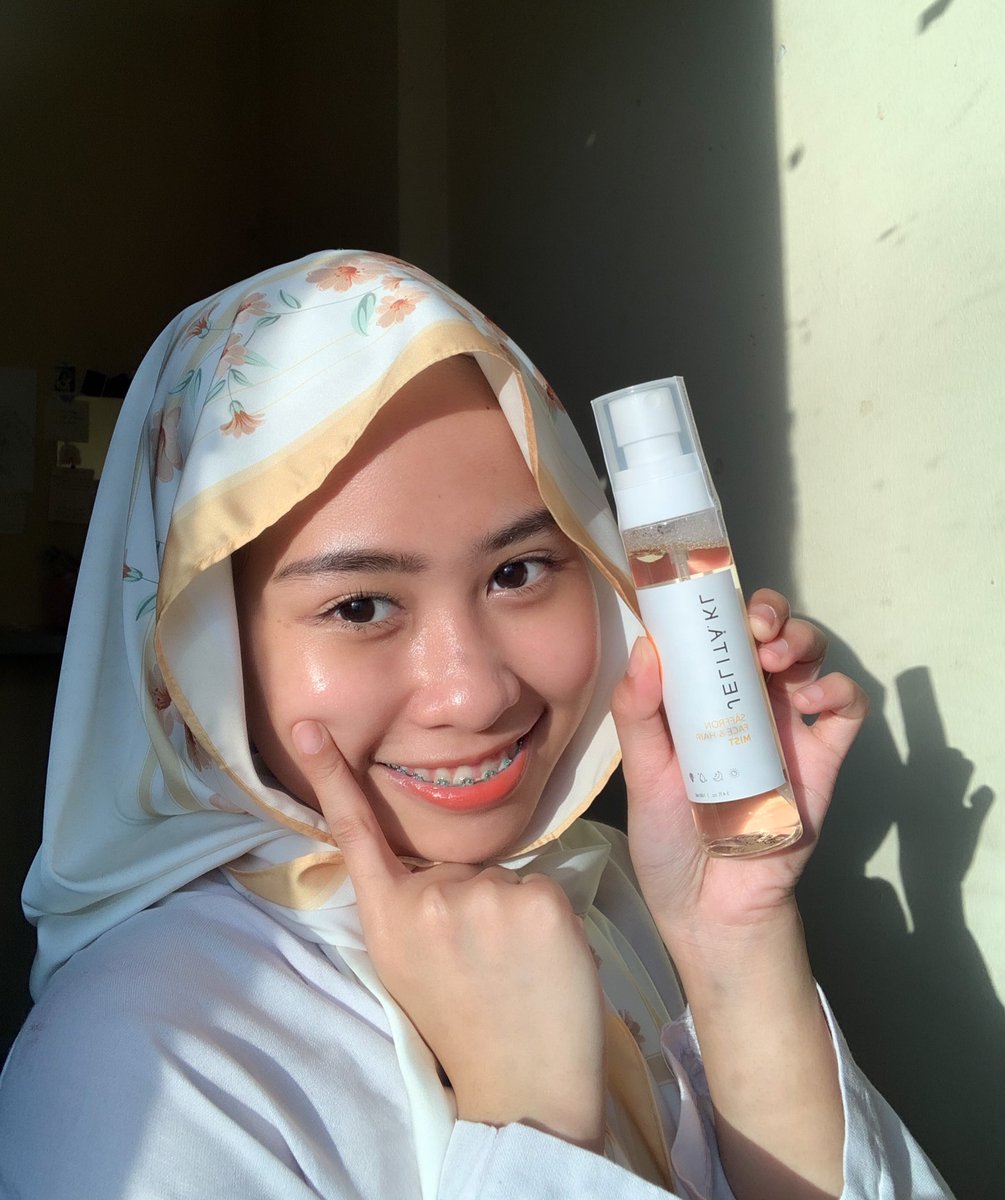 sunflwrsuu's tweet photo. Su selalu hype @jelitaklHQ Saffron Face and Hair mist sebab bagi INSTANT GLOW and hydration kan?😋

Kalini Su nak bagi FREE je jat korang. ✨3 PEMENANG✨ 

1) Follow @jelitaklHQ and @notyourgirlsu 
2) RT tweet ni
3) Mention besties korang❤️

Giveaway ends on 19/6 ✨ https://t.co/w8ovnssRmV