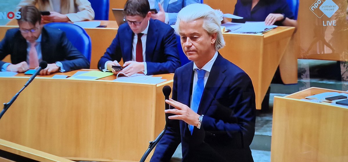 Waarom hoor ik de extreemrechtse kliek die #Wilders steunt om zijn #tassendrager-uitspraak, nou nooit publiekelijk haar afkeer uiten over die slippendragers bij de PVV omdat Koning Geert als enig lid geen enkele tegenspraak duldt? 
Stelletje hypocrieten.

#Hermans #sophiehermans