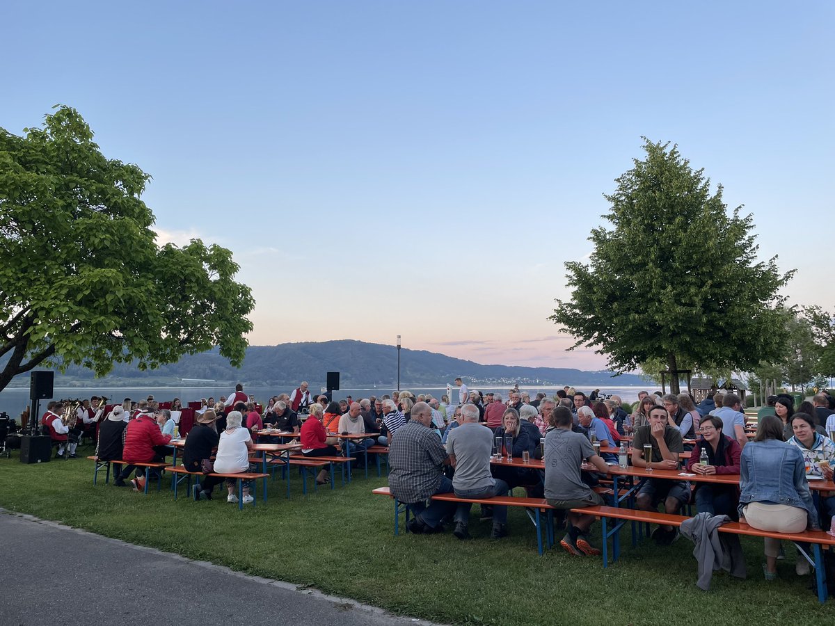 DLRG_BoLu's tweet photo. Heute Abend starten wir mit dem zweiten Grillfest der Saison. Wir freuen uns auf einen schönen Abend mit euch. Für eine tolle Stimmung sorgen die Schlossbergmusikanten Güttingen. 
#dlrgbolu #grillfest #summer #bodman #geilezeit #neueraperitif #lauraundsarahssoßen https://t.co/jdSOCV3Yz0