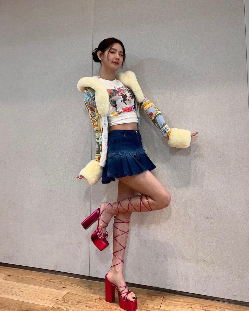 2yeonpic's tweet photo. MONSTER HIGH HEELS. https://t.co/eyGDXg0oMQ