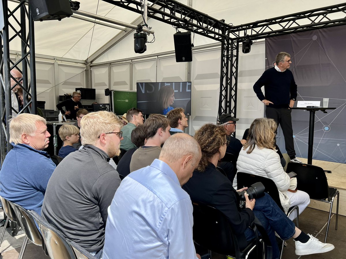 Den første debat flyvende fra start i stopfyldt Finanstelt - Ole Krohn styrer 🎤 👉 fokus på fremtidens penge og betalinger: Skal 🇩🇰 have en digital valuta? 💰📲 #dkfinans #fmdk