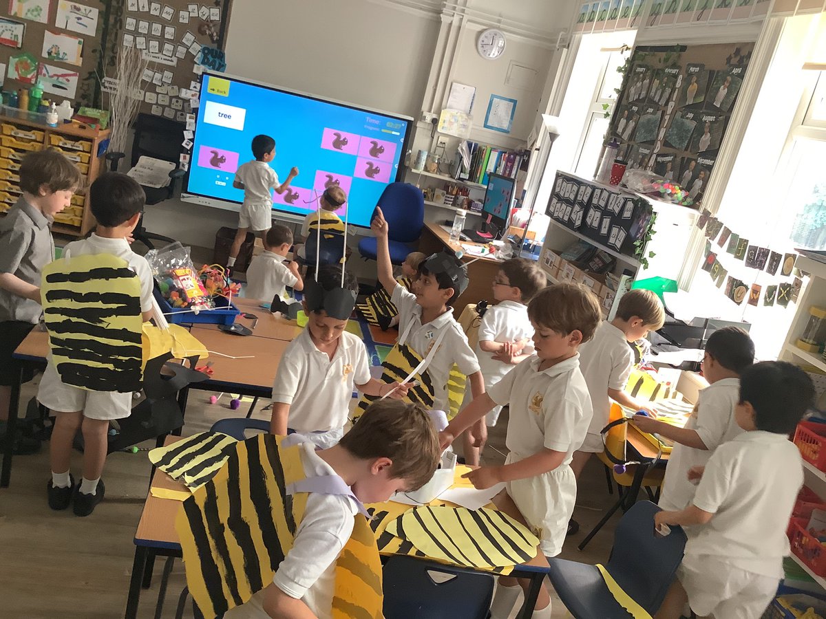 WCPS_Reception's tweet photo. Busy bees in Ash Class 🐝🐝🐝🐝🐝
#wimbledoncommonprepschool
#eyfs
#assemblyideas
#bees 
#teamworkmakesthedreamwork https://t.co/AdFqWyZhqS