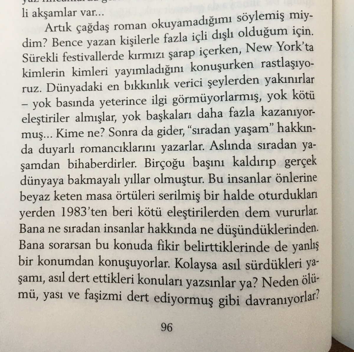 2022'nin benim için en büyük keşiflerinden biri irlandalı genç yazar #sallyrooney oldu. hem edebi açıdan bu denli yetenekli olacaksın, hem kendine ve edebiyat dünyasına bu denli açıklıkta ayna tutabilecek, eleştirebileceksin, kıskandım doğrusu. #beautifulworld