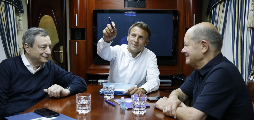 azubinski's tweet photo. Дійові особи:

Владімір - кацап.
Алєксандр - кацап.
Надєжда - кацапка.
Ємєльян - кацап.
Валєнтін - малолєтній кацап, син Надєжди.

а також Голос із моря, який належить купающємуся вєтєрану. https://t.co/0ffoGlyXJJ