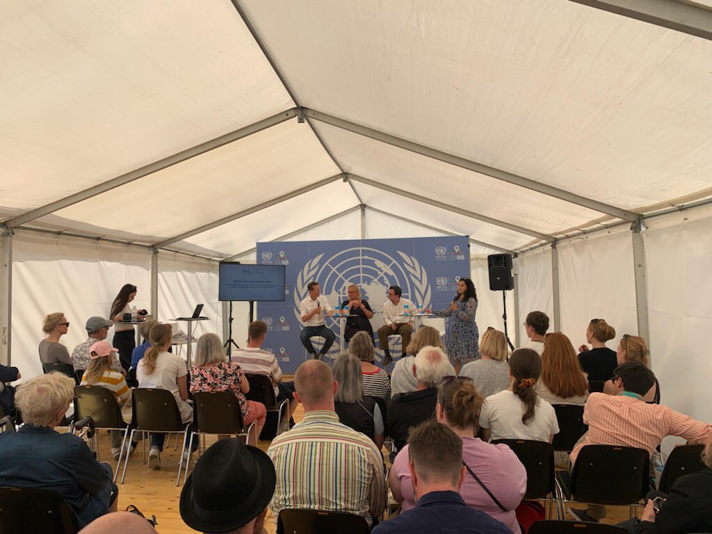 UNDP Denmark (@undp_denmark) on Twitter photo 🚨 Nu er der kun 1 time til, det går løs i FN-teltet!
Kom forbi A5 og hør <a href="/christianfbach/">Christian Friis Bach</a>, <a href="/LadyBorup/">Birgitte Borup</a>, <a href="/Anne_Poulsen/">Anne Poulsen</a> og <a href="/HenrikLarsenUN/">Henrik Fredborg Larsen</a> debattere de glemte kriser kl. 14.
#FMDK22 #fmdk #dkpol 🚨 Nu er der kun 1 time til, det går løs i FN-teltet!
Kom forbi A5 og hør <a href="/christianfbach/">Christian Friis Bach</a>, <a href="/LadyBorup/">Birgitte Borup</a>, <a href="/Anne_Poulsen/">Anne Poulsen</a> og <a href="/HenrikLarsenUN/">Henrik Fredborg Larsen</a> debattere de glemte kriser kl. 14.
#FMDK22 #fmdk #dkpol