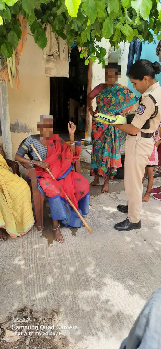 MalkajgiriCop's tweet photo. Today at 1100hrs On receiving a #Dail100 call regarding the #SuicideAttempt of an elderly Woman at Chandana Cheruvu @meerpetps #PatrolStaff MD. Kaja #HCO, CH. Jyothi #WPCO & CH.Kishan #HGO rushed to the spot, rescued her & Handedover to her family members safely after counseling. https://t.co/WrlDbPDreC