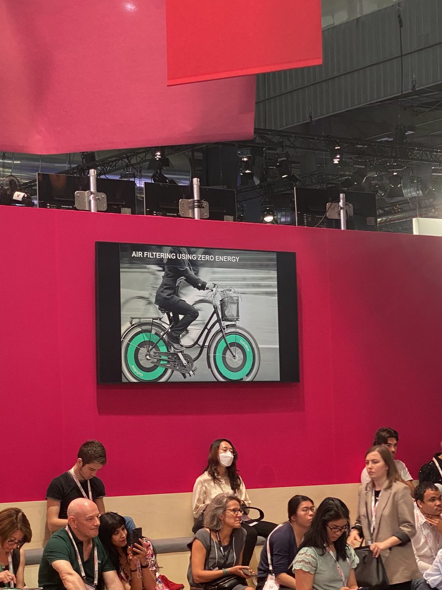 jonah_pastor1's tweet photo. Super conférence de @GoRolloe qui a confectionné un dispositif se fixant à des roues de vélo afin de filtrer simplement la pollution de l'air
en utilisant le mouvement et l'énergie du cycliste.
#IIM #CDEB #VIVATECH2022 #VIVATECH #VIVATECHbyIIM #GREENTECH #INNOVATION #equipe4 https://t.co/ZEpiUE96ok
