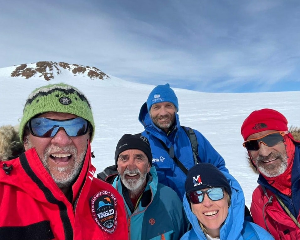 #Sosarctic2022  ha finalizado con éxito tras recorrer 1.000km por el hielo ártico con un #trineodeviento, haciendo ciencia🗻Descubrimos una montaña desconocida en el interior de #Groenlandia, de 30 m de altura que no figuraba en ningún mapa y ha emergido debido al deshielo.