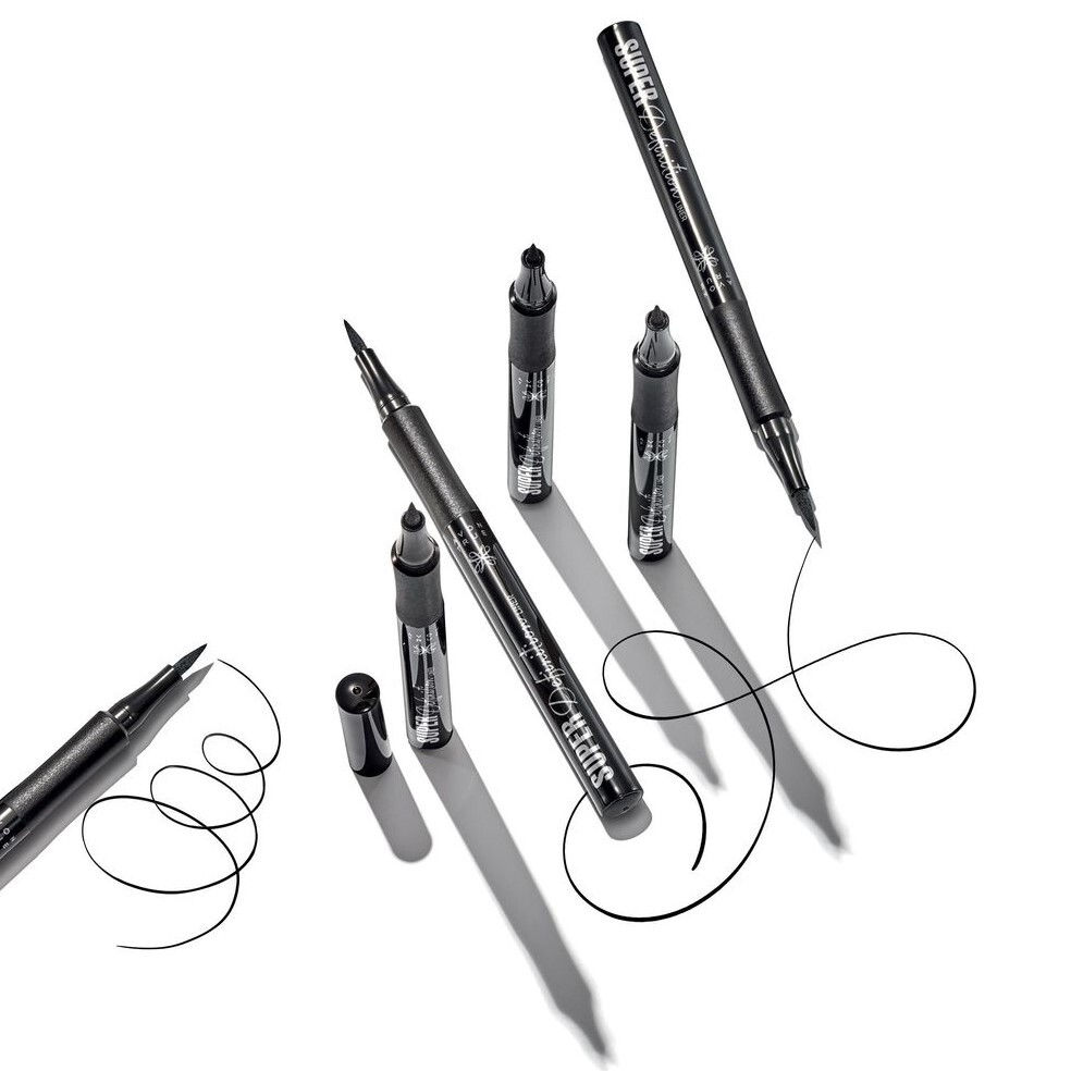 Experiment with different shades, like an eye-catching vivid blue, or even try shiny eyeliner! Stand out from the crowd with your look! 👀 
wu.to/sgYwPt
#BeautyAZ #ExaggeratedEyeliner #Avon