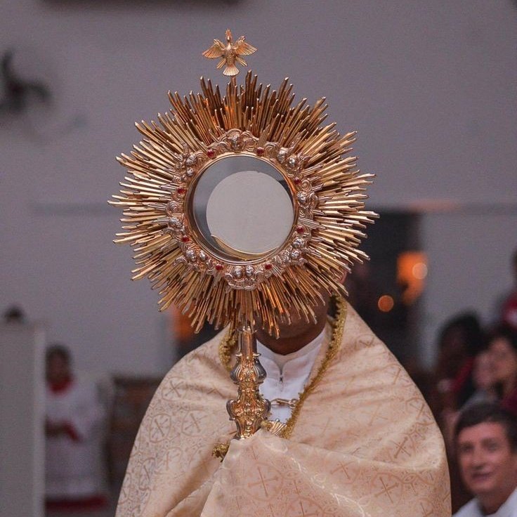 manodooceu's tweet photo. “Eis aqui o tesouro da Igreja, o coração do mundo, o penhor da meta pela qual, mesmo inconscientemente, suspira todo o homem". Santo dia de Corpus
Christi! https://t.co/2TOaCvbHmH