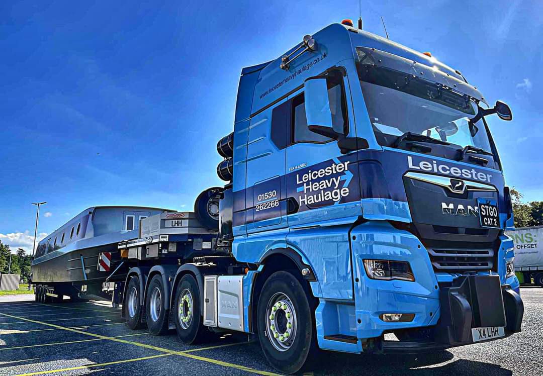 LeicesterHeavy's tweet photo. Wide Beam Barge being delivered to Dumbarton this morning. https://t.co/JH2PRKo5q4