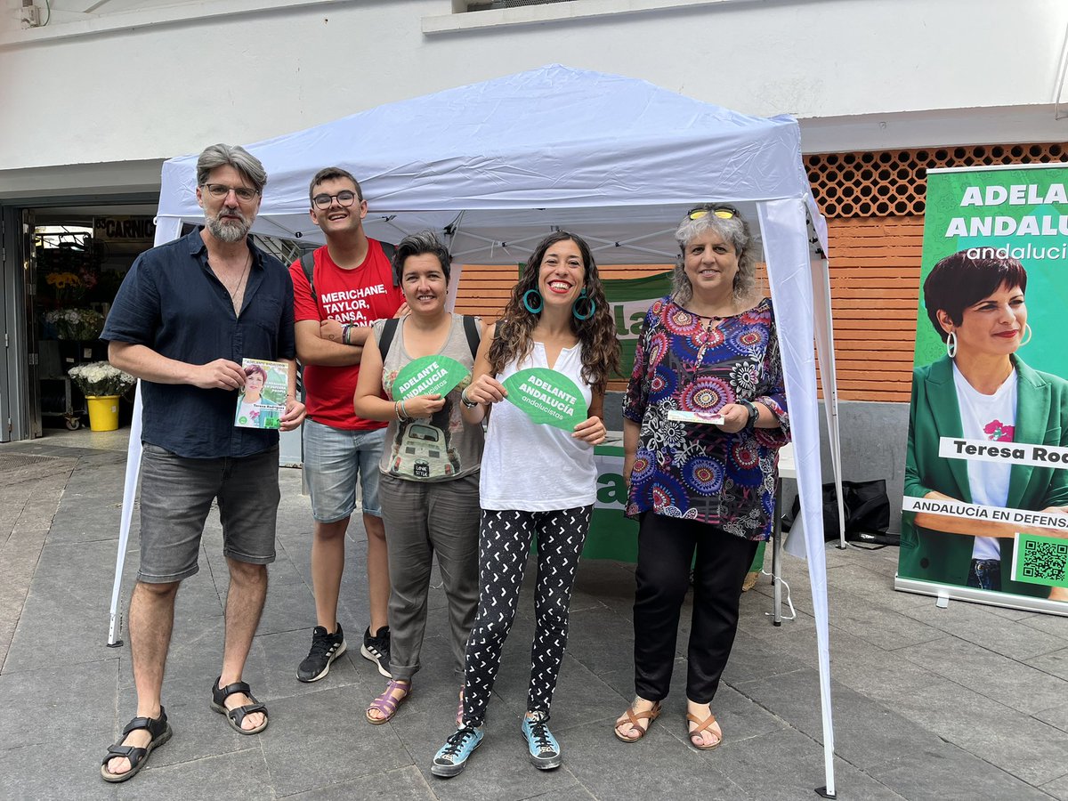 leticdg's tweet photo. En la plaza de abastos de Algeciras. Los sitios importantes, de las personas que sí levantan la persiana al amanecer, que no tienen acciones ni heredan cantidades de dinero que solucionan la vida. El 19J tienen mucho que decir. En defensa propia. #VotaAdelante19J #VotaTere19J https://t.co/tdgnps6ceT
