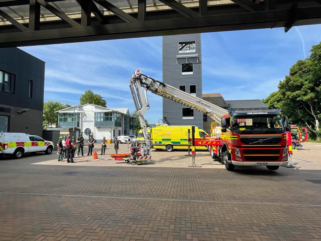 SCAS_HART's tweet photo. Some of our new staff are learning to work safely at height and being taught how to use an ALP by @Basingstoke_01 big Thankyou to Simon for passing on his knowledge #swah #hantsfire #scas #petzl #jesip #jointworking #HART https://t.co/5clH8n5e5u