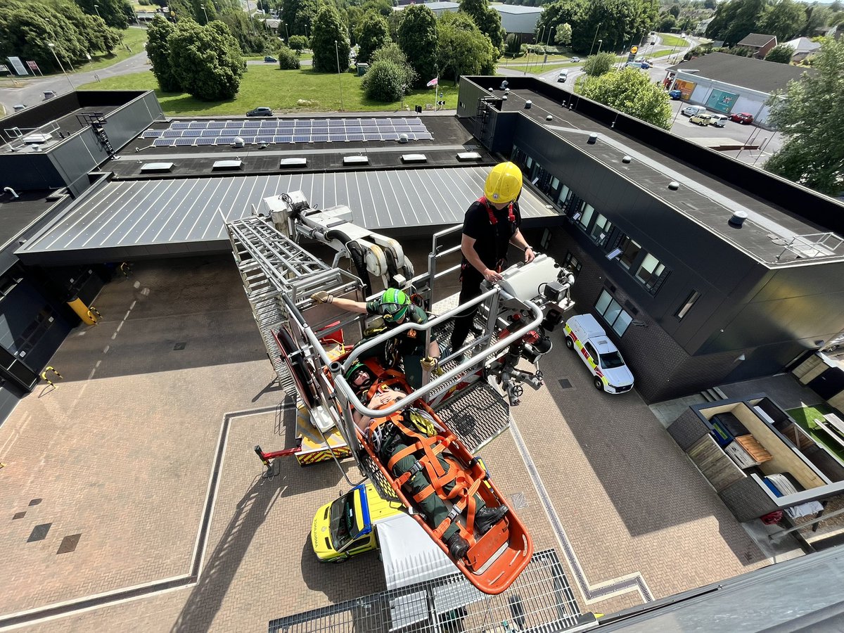 SCAS_HART's tweet photo. Some of our new staff are learning to work safely at height and being taught how to use an ALP by @Basingstoke_01 big Thankyou to Simon for passing on his knowledge #swah #hantsfire #scas #petzl #jesip #jointworking #HART https://t.co/5clH8n5e5u