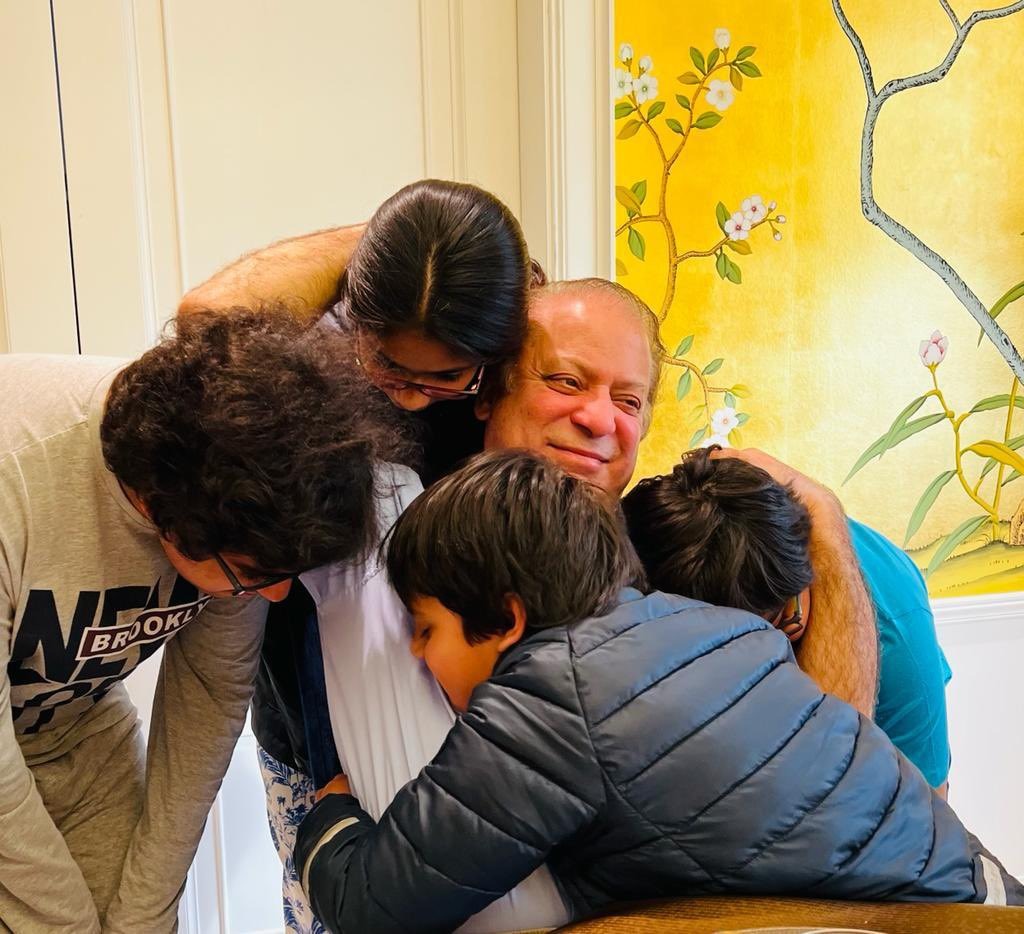 ProImranist's tweet photo. اپنے خاندان کے بچے لندن میں عیاشیاں کر رہے اور غریب کے بچے پاکستان میں مہنگائی سے مار رہے
Translated from Urdu by
The children of his family are indulging in luxuries in London and the children of the poor are being beaten by inflation in Pakistan
@MaryamNSharif 
@NawazSharifMNS https://t.co/73tVRNTnkM