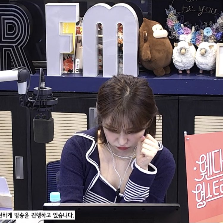 annyeongwan's tweet photo. 방금 홀린 사람처럼 캡쳐를 했는데요
셀카찍는 웬디 최고 귀여움이시다 https://t.co/xA2xyeOUk4