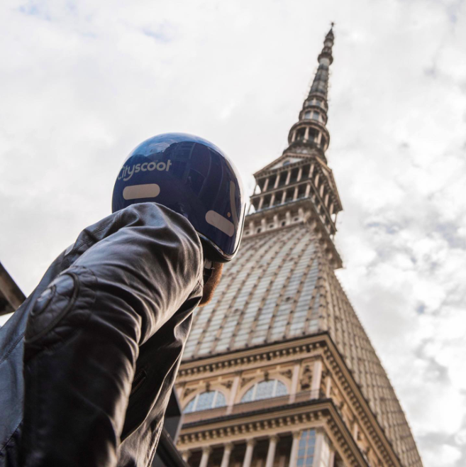 #CityscooTorino @CityscooTorino_ Se vi capita di vedere un Cityscoot all’ombra della Mole non è un’allucinazione da caldo 👀⁣⁣ ⁣⁣Da una settimana Cityscoot è attivo a Torino con 250 scooter dotati di doppio casco e porta telefono 🤩⁣⁣ ⁣⁣ Vi aspettiamo per un giro!⁣⁣