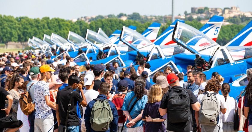 Plus de de 500 jeunes ont assisté hier à une journée « armée-jeunesse » à l’ <a href="/Ecoledelair/">École de l'air et de l'espace</a> : briefing et musique, démonstration, et rencontres avec nos pilotes et mécaniciens à l’issue du vol étaient au programme ✨ <a href="/Armee_de_lair/">Armée de l'Air et de l'Espace</a>