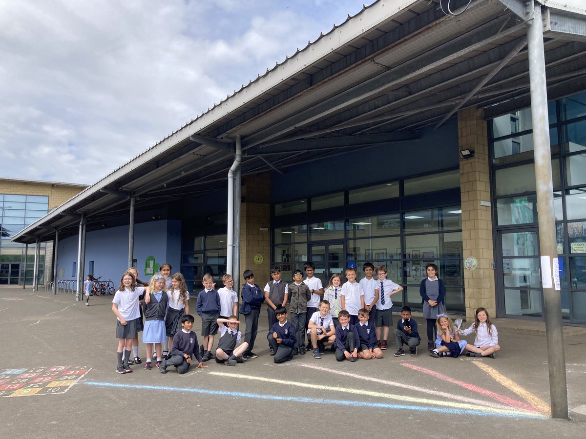 Mearns_Primary's tweet image. P4.13 constructed their own sundial to track the movement of the sun during the school day as Earth rotates. What colour do you think represents lunch time? #mpsstem