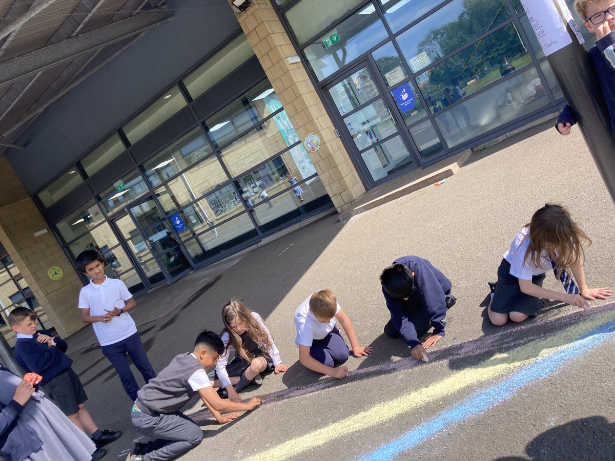 Mearns_Primary's tweet image. P4.13 constructed their own sundial to track the movement of the sun during the school day as Earth rotates. What colour do you think represents lunch time? #mpsstem