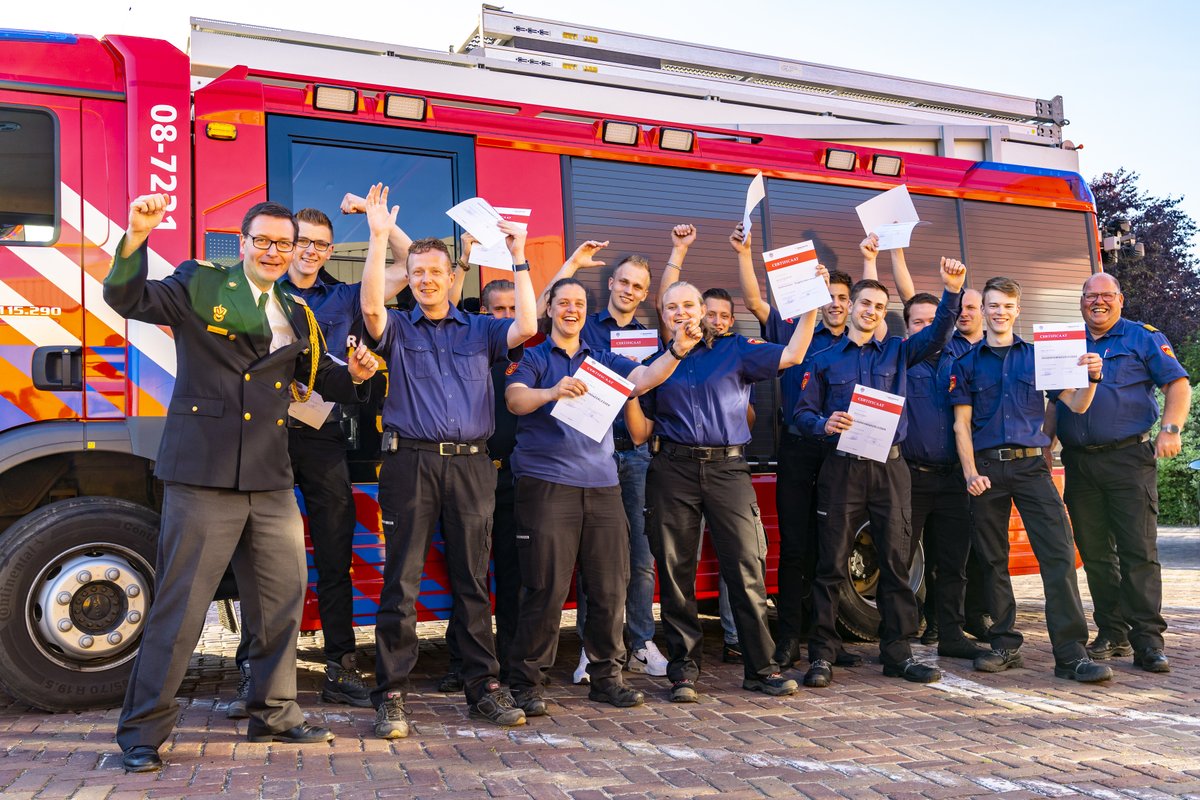 Gisteravond in Buren aan 2 groepen hun certificaat jeugdleider uitgereikt. Inmiddels is de regio Gelderland-Zuid koploper in Nederland qua aantal opgeleide jeugdleiders. Toppers en blij!  # Werken aan kwaliteit JBNL # the next generation