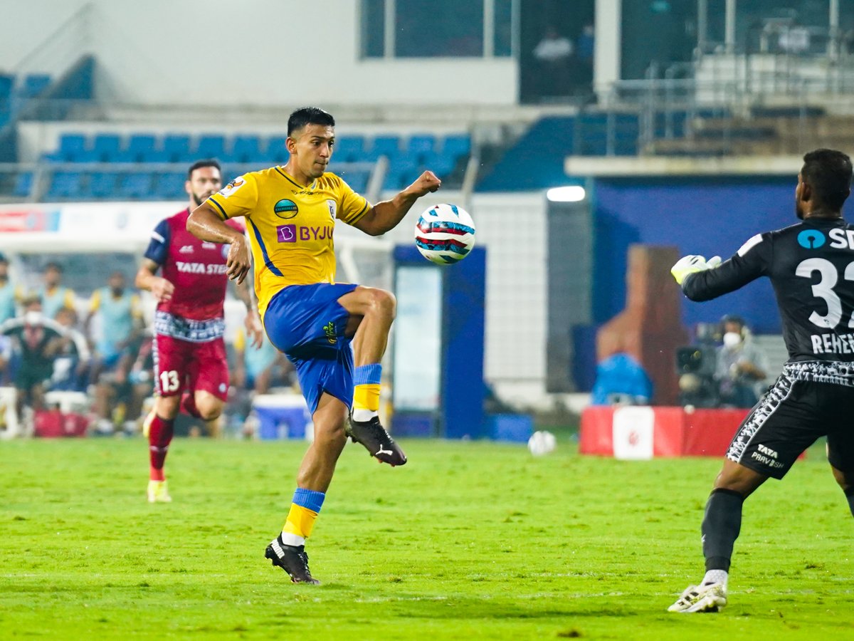 📸 In today's edition of Pictures Taken Moments Before Ecstasy...😍

<a href="/sahal_samad/">Sahal Abdul Samad</a> #ThrowbackThursday #YennumYellow #KBFC #കേരളബ്ലാസ്റ്റേഴ്സ്