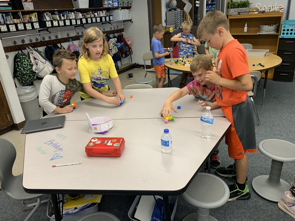 TaboneClassroom's tweet image. STEM DAY! Made fidget spinners with linking cubes! #junefun #barkercsd