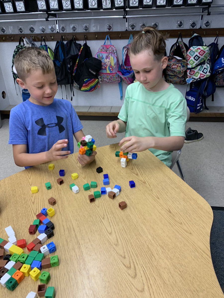 TaboneClassroom's tweet image. STEM DAY! Made fidget spinners with linking cubes! #junefun #barkercsd