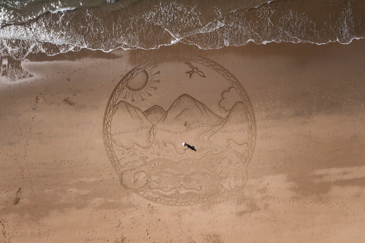 It's #WorldRefillDay and Welsh artist Rachel Shiamh has created this sand art at Penbryn beach, to highlight the importance of enjoying Wales sustainably. We're asking everyone who visits our beautiful beaches and countryside to leave no trace and help keep Wales plastic-free.