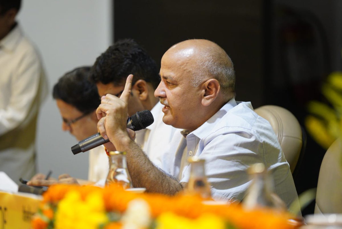 msisodia's tweet image. आज सभी स्कूल प्रिंसिपल्स के साथ स्कूल बिल्डिंग का रखरखाव, साफ-सफाई, क्लासरूम की साज सज्जा व बच्चों की पढ़ाई को लेकर चर्चा की।

सबसे फ़ीडबैक लिया व निर्देश दिया कि हरेक प्रिंसिपल स्कूल के लिए एक Bottom Line Plan बनाए, कि उपलब्ध सुविधाओं व पढ़ाई के स्तर में न्यूनतम इतना तो होगा ही।