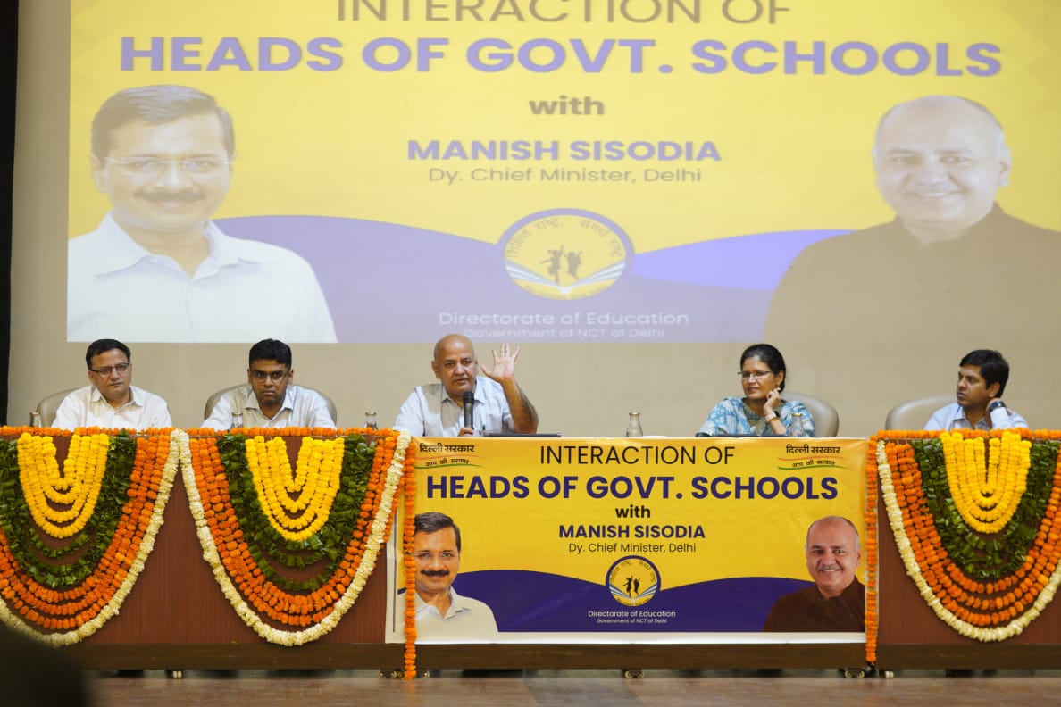 msisodia's tweet image. आज सभी स्कूल प्रिंसिपल्स के साथ स्कूल बिल्डिंग का रखरखाव, साफ-सफाई, क्लासरूम की साज सज्जा व बच्चों की पढ़ाई को लेकर चर्चा की।

सबसे फ़ीडबैक लिया व निर्देश दिया कि हरेक प्रिंसिपल स्कूल के लिए एक Bottom Line Plan बनाए, कि उपलब्ध सुविधाओं व पढ़ाई के स्तर में न्यूनतम इतना तो होगा ही।