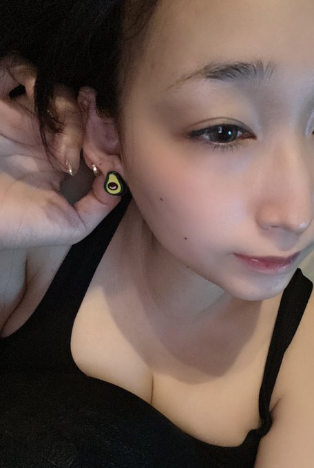 今日事務所行くのにアボガドピアスつけてった かわいくない？ https://t.co/paGXBYaVvk