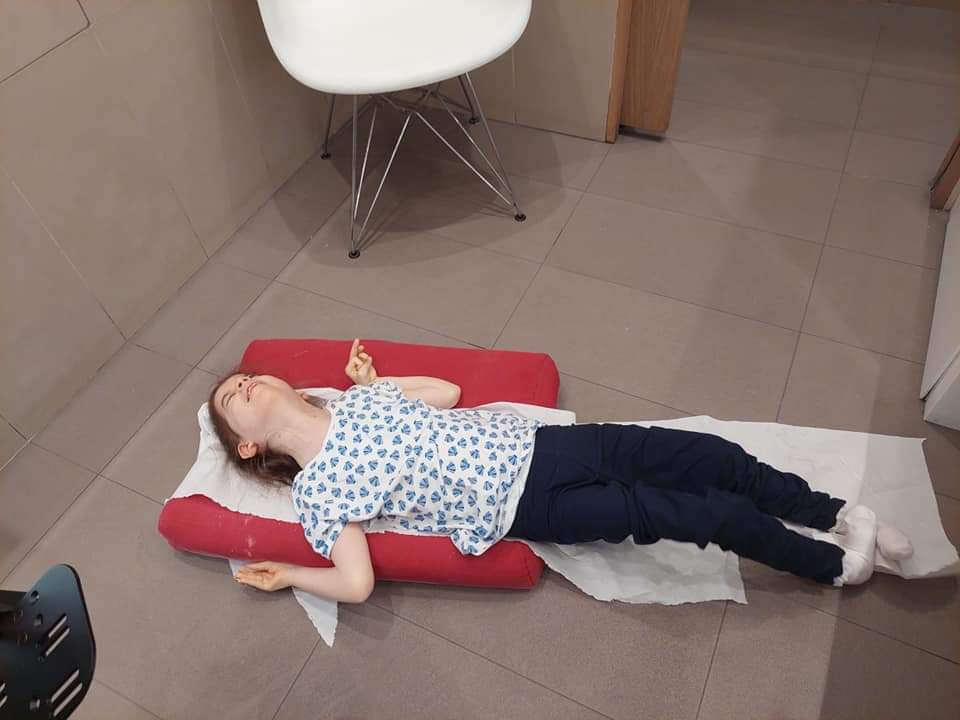 CInclusivos's tweet photo. ¿Cuántas fotos tenemos que publicar para que nos pongamos a trabajar de una manera seria y coordinada para eliminar estas situaciones? 

Hoy es Sara la que está en el suelo cambiándose. 

Mañana puedes ser tú la que estés en el suelo o la que estés así cambiando a tu ser querido https://t.co/45nYqQWcoF