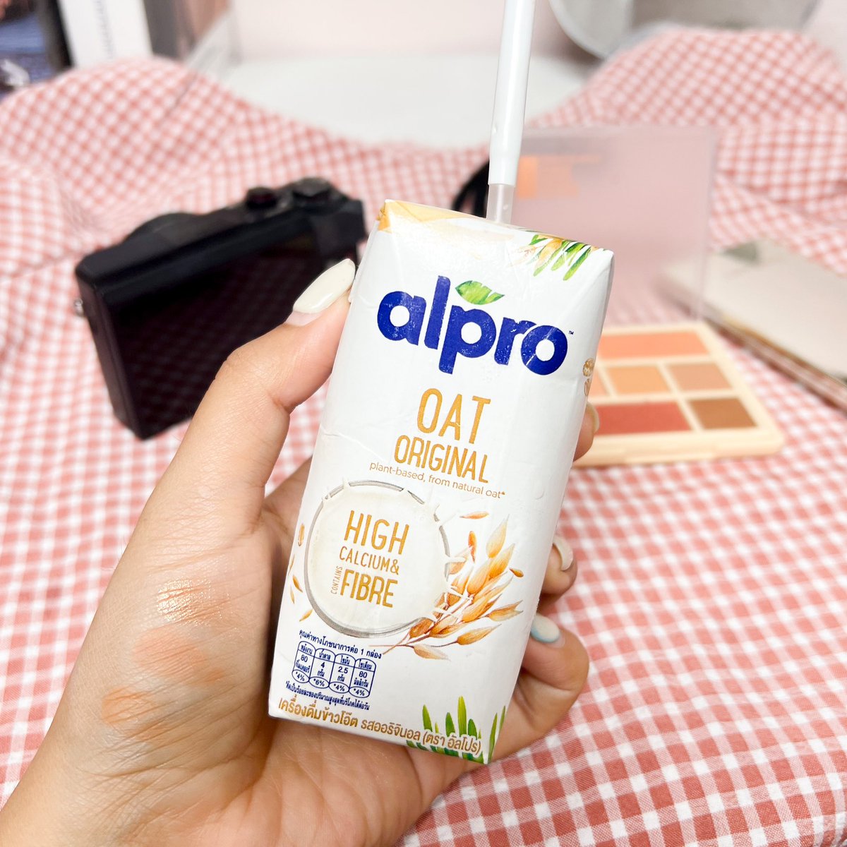 iamreviews's tweet photo. ช่วงนี้ติดใจ #AlproOat อร่อย มีใยอาหารและแคลเซียมสูงด้วย เวลานั่งถ่ายรีวิวหมดพลังไปเยอะมาก ถ่ายเพลินๆ แปปเดียวหิวอีกละ เลยต้องมี Alpro ไว้ข้างๆ ดื่มง่าย หอม กลมกล่อม ไขมันต่ำแต่อยู่ท้อง ชอบดื่มระหว่างวันมาก ขาดไม่ได้เลย🤟🏼#AlproTH #ใครไม่โปรอัลโปร https://t.co/5bSDUGCCDr