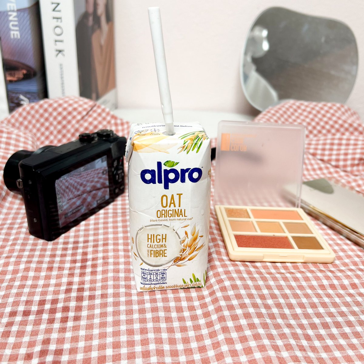 iamreviews's tweet photo. ช่วงนี้ติดใจ #AlproOat อร่อย มีใยอาหารและแคลเซียมสูงด้วย เวลานั่งถ่ายรีวิวหมดพลังไปเยอะมาก ถ่ายเพลินๆ แปปเดียวหิวอีกละ เลยต้องมี Alpro ไว้ข้างๆ ดื่มง่าย หอม กลมกล่อม ไขมันต่ำแต่อยู่ท้อง ชอบดื่มระหว่างวันมาก ขาดไม่ได้เลย🤟🏼#AlproTH #ใครไม่โปรอัลโปร https://t.co/5bSDUGCCDr