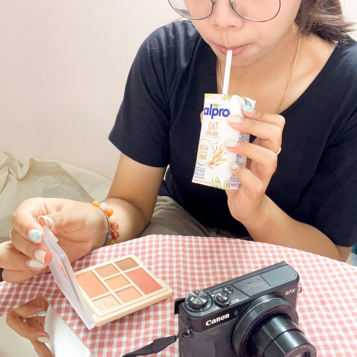 iamreviews's tweet photo. ช่วงนี้ติดใจ #AlproOat อร่อย มีใยอาหารและแคลเซียมสูงด้วย เวลานั่งถ่ายรีวิวหมดพลังไปเยอะมาก ถ่ายเพลินๆ แปปเดียวหิวอีกละ เลยต้องมี Alpro ไว้ข้างๆ ดื่มง่าย หอม กลมกล่อม ไขมันต่ำแต่อยู่ท้อง ชอบดื่มระหว่างวันมาก ขาดไม่ได้เลย🤟🏼#AlproTH #ใครไม่โปรอัลโปร https://t.co/5bSDUGCCDr